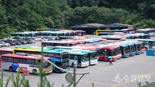 수원시가 70세 이상 노인과 19~23세 청년을 대상으로 무상대중교통을 도입한다.사진은 동부버스공영차고지. (사진=수원시 포토뱅크)