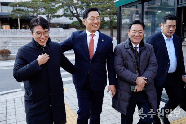 헌재에서 변호사들이 제기한 세무사법 위헌확인 사건 6건이 모두 기각된 후 세무사회 김선명 부회장, 구재이 회장, 임채철 법제이사(왼쪽부터)가 기뻐하고 있다. (사진=한국세무사회)
