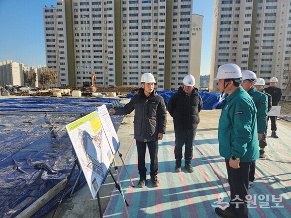 김충범 광주시 부시장(오른족 첫번째)이 주요사업장을 점검하고 있다. (사진=광주시)