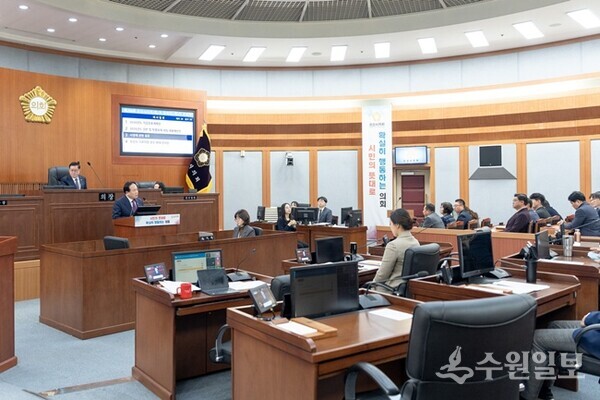 이권재 오산시장이 제298회 오산시의회 제2차 정례회 제3차 본회의에서 2026년도 예산안을 설명하고 있다. (사진=오산시)