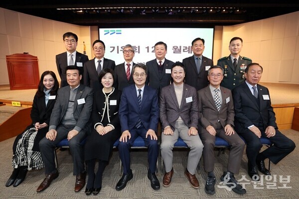 김진경 경기도의회 의장(앞줄 오른쪽 세번째)이 경기도 기우회 12월 월례회를 주관한 뒤 김동연 경기도지사(앞줄 가운데) 등 참석자들과 기념촬영을 하고 있다. (사진=경기도의회)