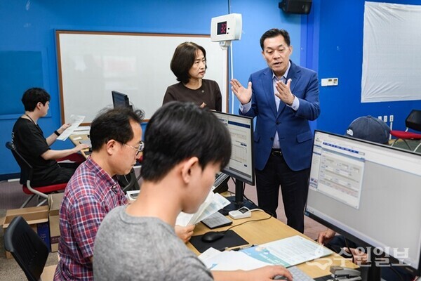 이재준 수원시장이 민생회복 소비쿠폰 신청 첫날인 지난 7월 21일 인계동 행정복지센터를 찾아 민원안내 창구를 점검하고 담당직원들을 격려하고 있다. (사진=수원시)