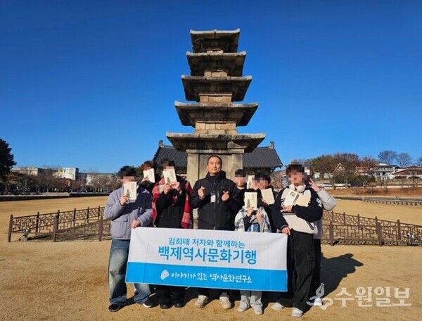 청소년들과 김희태 작가가 정림사지 오층석탑 앞에서 기념촬영을 하고 있다. (사진=김희태 작가)