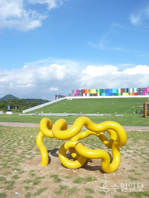 '폼폼폼' 출품작. 이웅배, 공동체