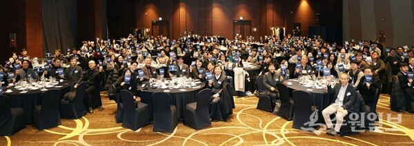 22일 노보텔 앰베서더 수원에서 열린 '경기도 RISE 수행대학 성과·협력 워크숍'에서 RISE 수행대학 담당자를 비롯한 관계자들이 기념촬영을 하고 있다. (사진=경과원)