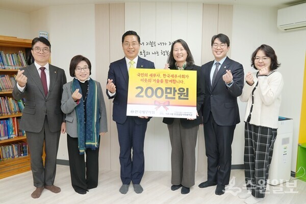 구재이 한국세무사회 회장(왼쪽 세번째)이 김선명 부회장(왼쪽 첫번째), 김귀순 사회공헌위원장(왼쪽 두번째)과 함께 성금을 전달한뒤 기념촬영을 하고 있다. (사진=한국세무사회)