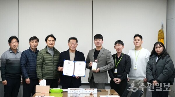 유동혁 구리도시공사 사장과 김영도 본부장 등이 4년 연속 노사관계우수기업 인증을 획득한 뒤 기념촬영을 하고 있다. (사진=구리도시공사)