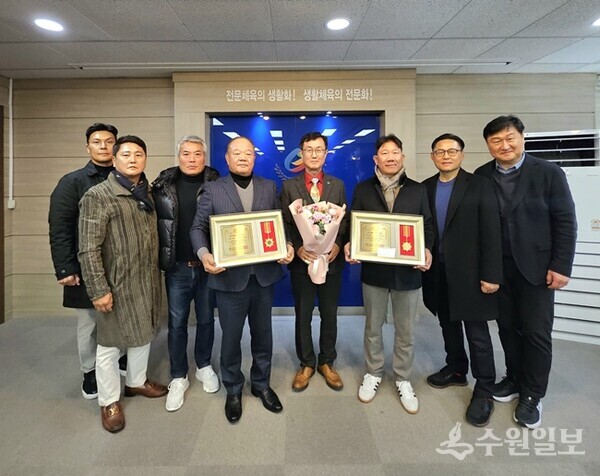 김진영 경기도체육회 부회장(왼쪽 네번째)과 온현종 경기도펜싱협회장(오른쪽 세번째)이 ‘2025 제8회 아시아리더대상’ 시상식에서 대한민국 체육발전 대상을 수상한 뒤 관계자들과 기념촬영을 하고 있다. (사진=경기도체육회)