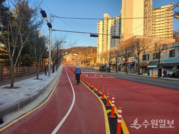 자전거 도로가 조성되고, 2차로로 확장된 광교산로. (사진=수원시)