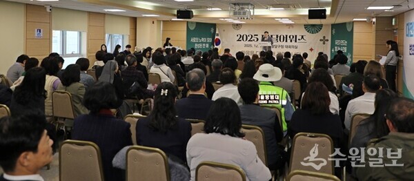 이상균 수원시 팔달구청장이 24일 ‘2025년 팔달구 연말시상식 및 팔달어워즈’에서 인사말을 하고 있다. (사진=팔달구)