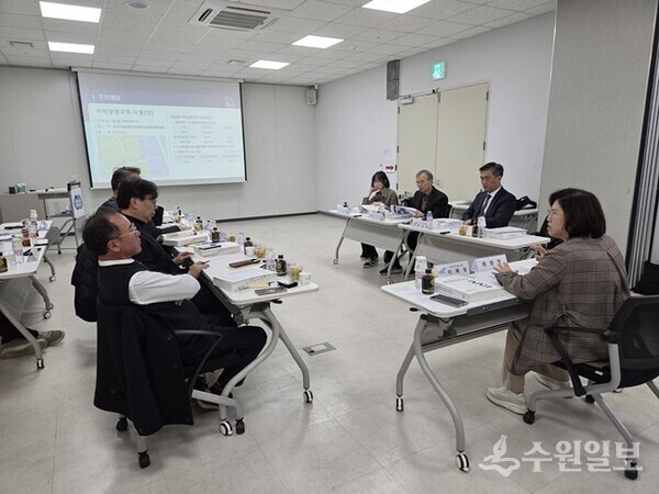 경기도가 지난 19일 '2025년 제1회 경기도 지역상권위원회'를 갖고 있다. 이날 위원회에서는 수원시가 신청한 수원시 행궁동 지역상생구역 지정 승인 안건을 의결했다. (사진=경기도)