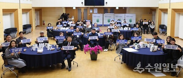 정순욱 광명시 부시장이 '일자리위원회 성과공유회 및 2025년 일자리 우수사업 시상식'에서 참석자들과 기념촬영을 하고 있다. (사진=광명시)