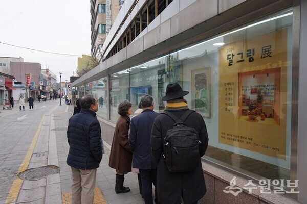 남문로데오 갤러리에서 작품을 살펴보는 관람객들. (사진=수원일보)