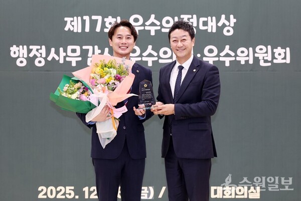 황대호 위원장(왼쪽)이 김진경 경기도의회 의장으로부터 대한민국시도의회의장협의회 ‘제17회 우수의정대상’ 우수의정대상을 전달받은 뒤 기념촬영을 하고 있다. (사진=경기도의회)