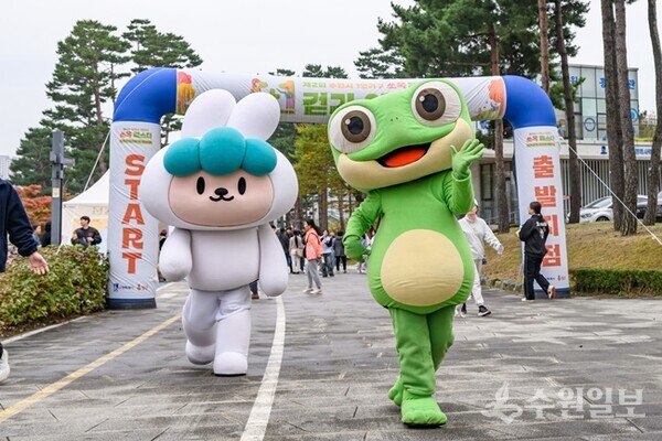 지난 10월 광교호수공원에서 1인가구 쏘옥 페스타가 열린 가운데 수원시 캐릭터인 수원이(수원청개구리)가 걷기대회에 참여하고 있다.(사진=수원시)