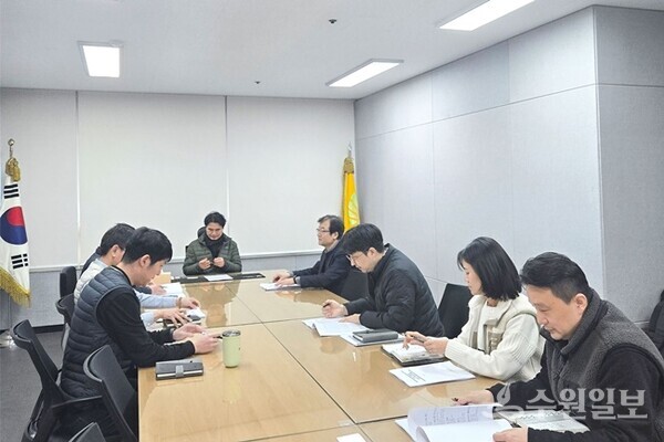 김영도 공사 본부장(정면)이 ‘2025~2029년 중장기 재무관리계획’수립 최종보고회를 주재하고 있다. (사진=구리도시공사)