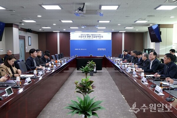 정명근 화성특례시장(오른쪽 두번째)이 동탄도시철도 긴급 회의를 주재하고 있다. (사진=화성시)