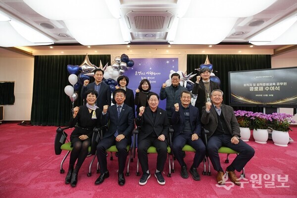 주광덕 남양주시장(가운데)이 문흥기 진건퇴계원 행정복지센터장(오른쪽 첫번째)등 퇴직공무원들과 함께 기념촬영을 하고 있다. (사진=남양주시)