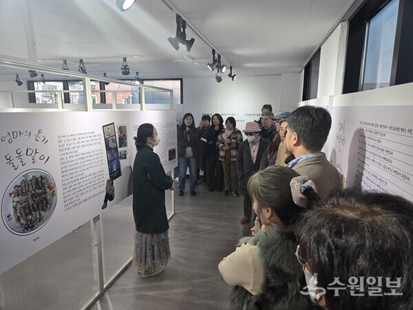 '2025 경기생활문화플랫폼 여주맨날문화상상단 상상공유전 ‘우연과 여지' 사업의 성과를 시민과 공유하고 있다. (사진=여주세종문화관광재단)