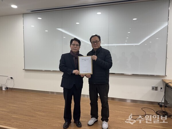 금광연 하남시의회 의장(왼쪽)이 미사입주자대표회의연합회 임원진으로부터 지하철 9호선 조기 착공 성명서를 전달받고 기념촬영을 하고 있다. (사진=하남시의회)