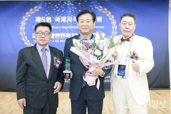 신동화 구리시의회 의장(가운데)이 '제5회 2025 대한민국 33인 인물대상’ 사회공헌부문 수상을 한 뒤 관계자들과 함께 기념촬영을 하고 있다. (사진=구리시의회)