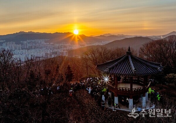 도덕산 정상에 병오년 새 해가 떠오르고 있다. (사진=광명시)
