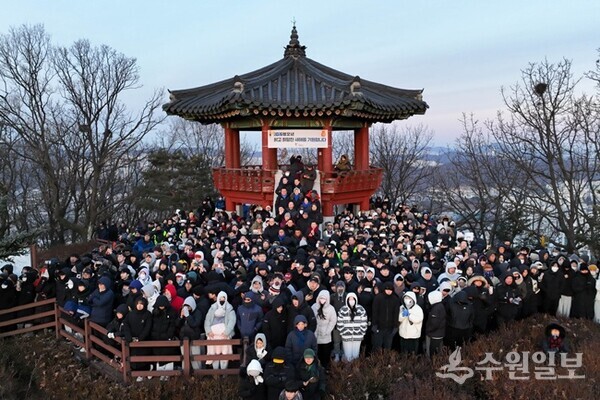  광명시민들이 1일 도덕산 정상에 올라 신년 첫 해를 맞이하면서 기념사진을 촬영하고 있다. (사진=광명시)