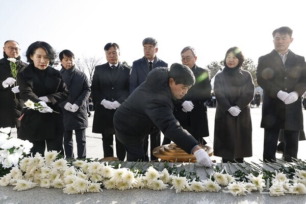 화성특례시 간부공무원들이 화성현충공원에서 신년참배를 하고 있다. (사진=화성시)
