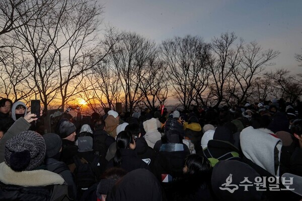1월 1일 새해를 맞아 일출(日出)로 유명한 용인 석성산에서 시민 2000여 명이 해맞이를 하고 있다. (사진=용인시)