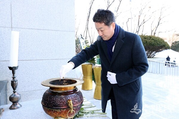 김진경 경기도의회 의장이 2일 현충탑을 참배, 헌화. 분향을 하고 있다. (사진=경기도의회)