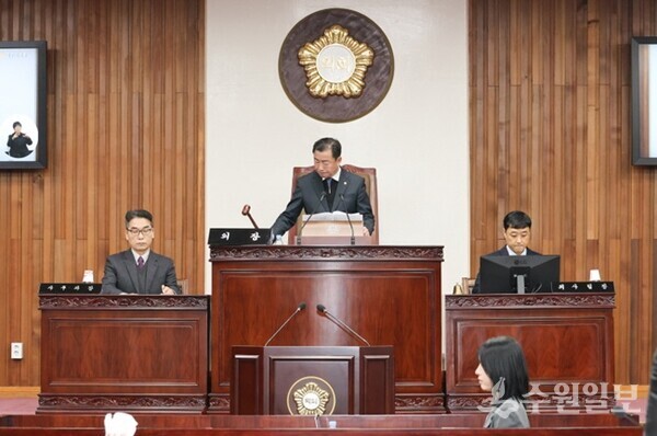여주시의회가 한국전력공사 추진 '345kV 신원주~동용인, 신원주~신원삼 송전선로 건설사업'과 관련한 근본적인 개선을 촉구하는 결의문을 채택하고 있다. (사진=여주시의회)