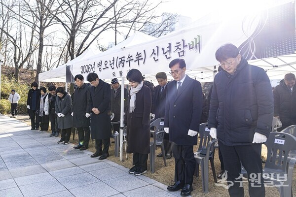 김학기 의왕시의회 의장(오른쪽 두번째)을 비롯한 참석자들이 현충탑에서 순국선열과 호국영령의 숭고한 넋을 기리는 묵념을 하고 있다. (사진=의왕시의회)