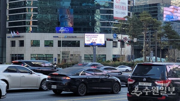 강남역 등 유동 인구가 많은 주요 거점의 전자게시대에 고향사랑기부 홍보 광고가 송출되고 있다. (사진=한국세무사회)