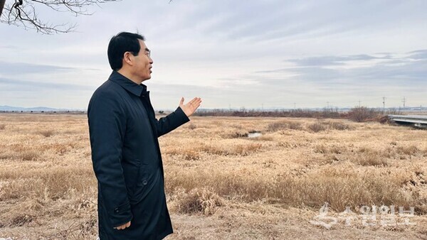 양기대 전 국회의원이 화성 화옹지구를 찾아 현장을 살피고 있다. (사진=양기대 전 국회의원)