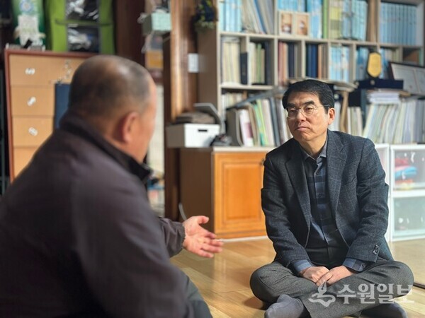 양기대 전 국회의원(정면)이 지역 주민들과 대화를 나누고 있다. (사진=양기대 전 국회의원)