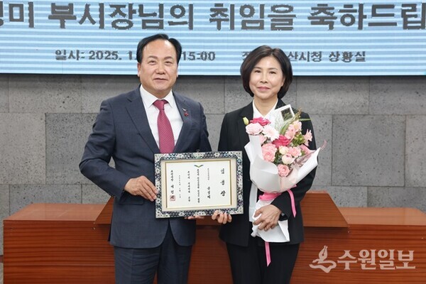 이권재 오산시장(왼쪽)이 윤영미 신임 부시장에게 임용장을 전달하면서 기념촬영을 하고 있다. (사진=오산시)