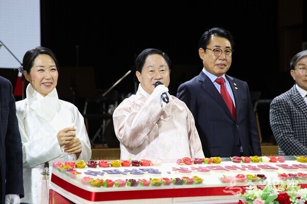 주광덕 남양주시장(가운데)이  ‘2026년 새해인사회 및 신년음악회’에서 인사말을 하고 있다. (사진=남양주시)
