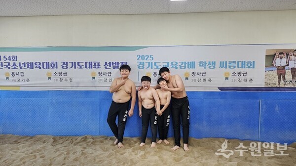 겨울방학 강화훈련에 땀흘리고 있는 선수들이 휴식시간을 통해 포즈를 취하고 있다. (사진=우만초교)