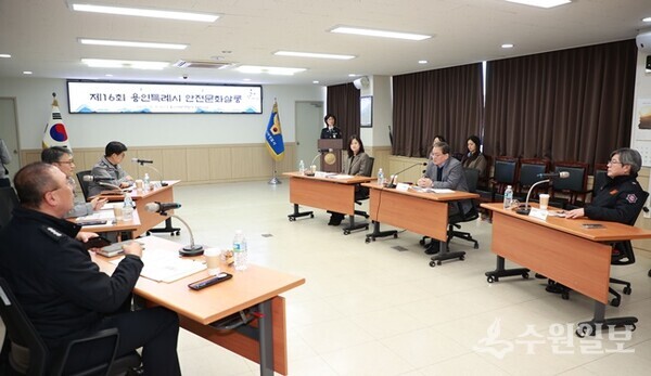 황준기 용인특례시 제2부시장이 7일 용인서부경찰서에서 열린 '제16회 안전문화살롱'에 참석해 안전 대책을 논의하고 있다. (사진=용인시)