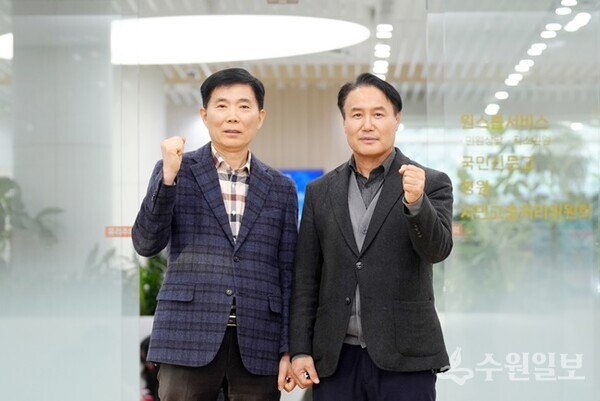 박도신 갈등조정관(왼쪽)과 김원규 특이민원대응전문관이 새빛민원실 앞에서 함께하고 있다. (사진=수원시)