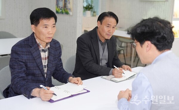 박도신 갈등조정관(왼쪽)과 김원규 전문관이 수원시 공무원과 대화를 나누고 있다. (사진=수원시)