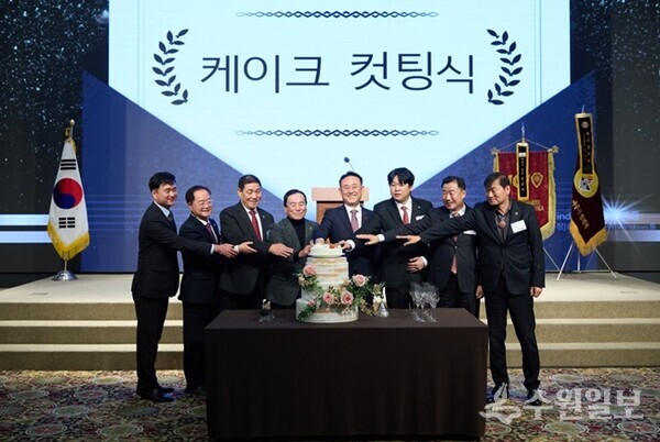 장보선 바르게살기운동 여주시지회장(왼쪽 네번째)을 비롯해 신영제 여주청년회의소장(오른쪽 세번째),김규창 경기도의회 부의장(왼쪽 세번째),이충우 여주시장(오른쪽 네번째), 서광범 경기도의회 의원(오른쪽 첫번째) 등이 케이크 컷팅식을 하고 있다. (사진=여주시)