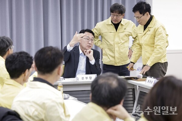 정명근 화성특례시장이 비상대책회의를 주재하면서 공직자들과 대책을 논의하고 있다. (사진=화성시)
