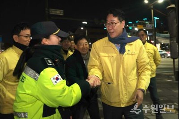 정명근 화성특례시장이 현장 봉사자들을 격려하고 있다. (사진=화성시)
