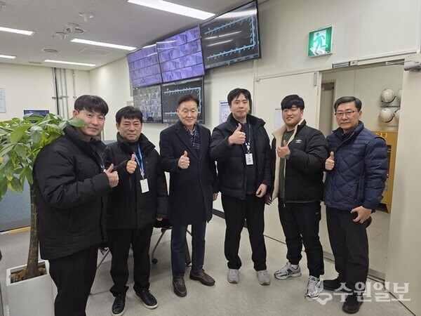 이계문 남양주도시공사 사장(왼쪽 세번째)이 새해 첫 업무를 현장에서 시작하며 관계자들과 함께 기념촬영을 하고 있다. (사진=남양주도시공사)