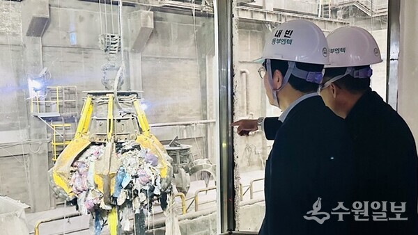 양기대 전 의원이 광명 공공 소각장을 일일히 점검하고 있다. (사진=양기대 전 의원)