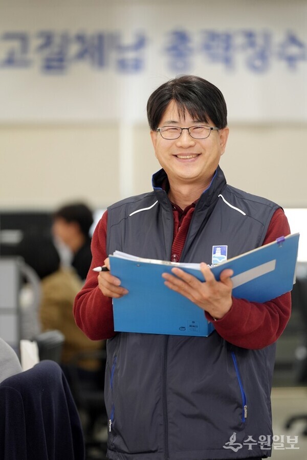 신용철 주무관 업무중 환하게 웃고 있다(사진=수원시)