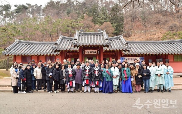 사단법인 화성연구회의 2026년 성신사(城神祠) 고유례가 끝난 뒤 회원들이 기념촬영을 하고 있다. (사진=이용창 화성연구회 이사)