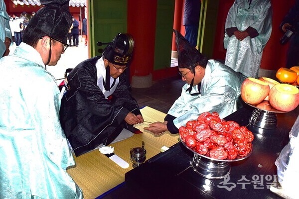 화성 성신에게 향을 올리는 최호운 이사장(사진=이용창 화성연구회 이사)