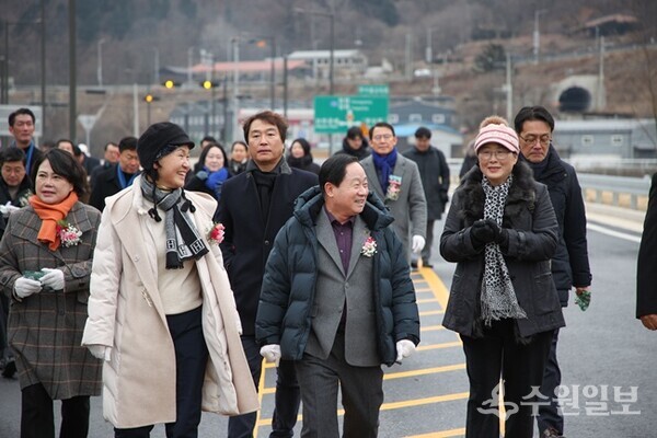주광덕 시장(앞줄 오른쪽 두번째)이 국지도 86호선 준공 현장을 점검하고 있다. (사진=남양주시)